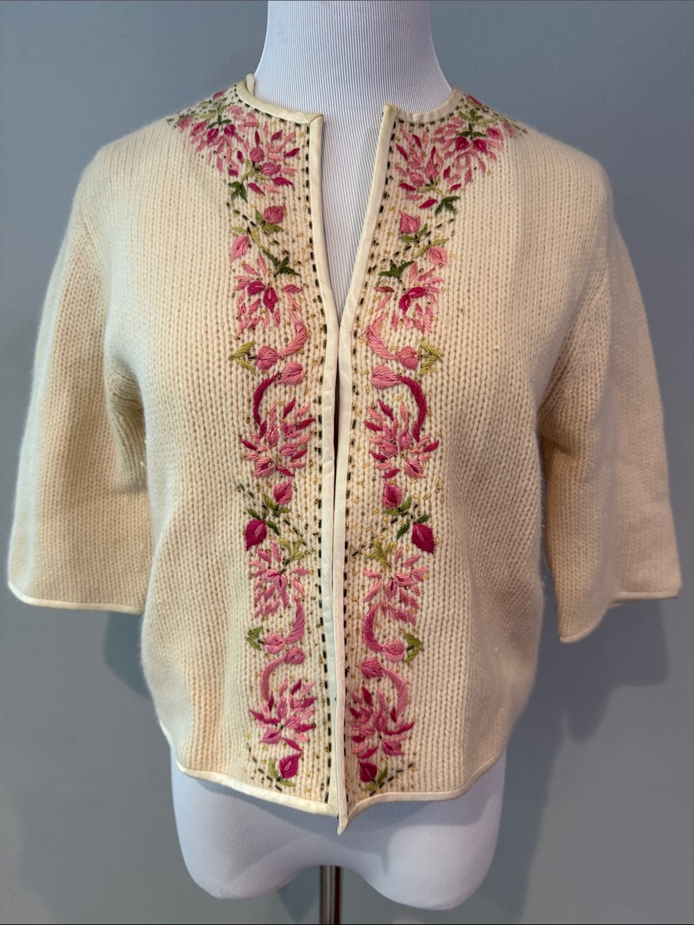 Vintage Cream Embroidered Mid-Sleeve Knit Cardigan w Pink Floral / sequins